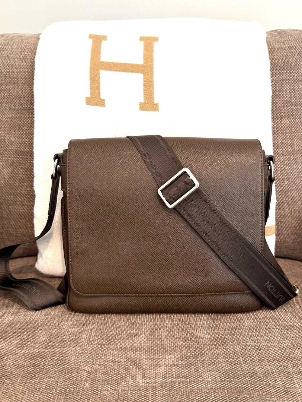 Authentic Louis Vuitton Roman Messenger bag M32852 brown taiga leather LV